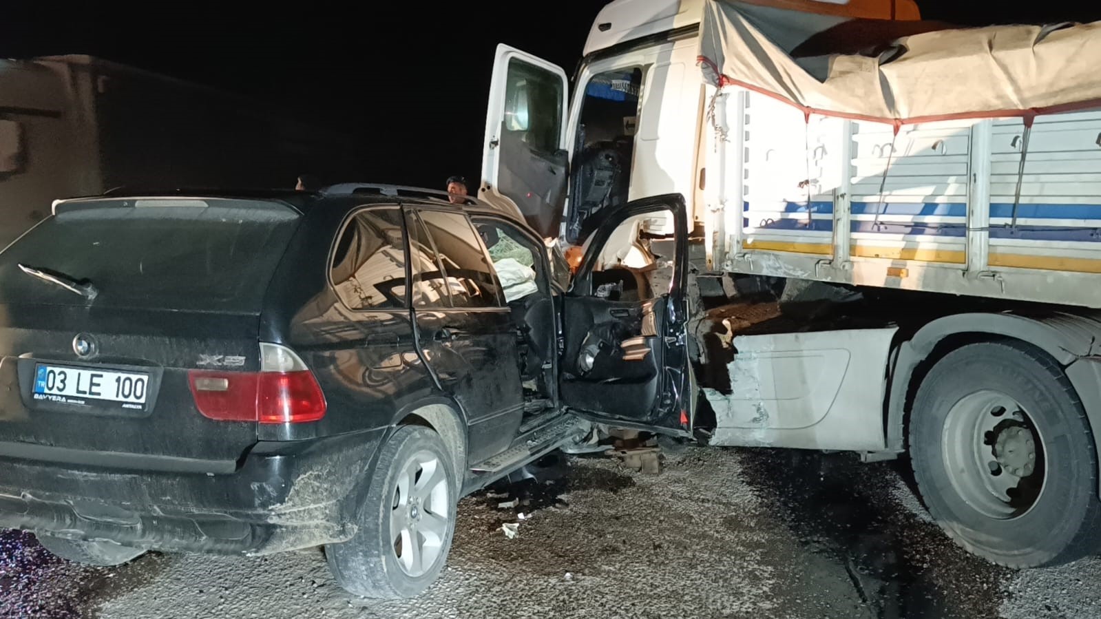 Afyonkarahisar’da dönüş yapmak isteyen tır ile otomobilin çarpıştığı kazada 4