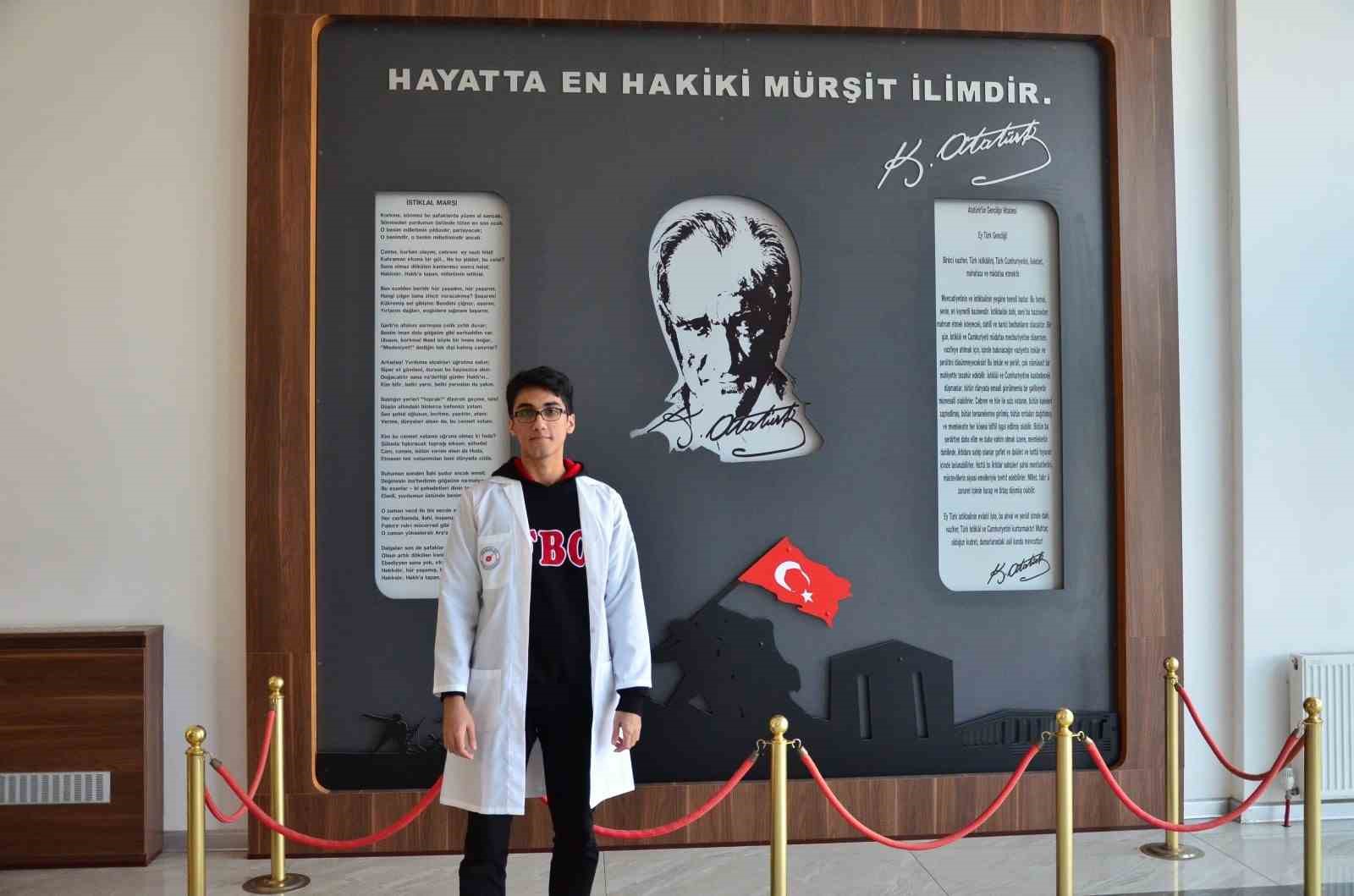 Oolong çayının kanser tedavisinde kullanılabileceğini ortaya koyan 16 yaşındaki lise