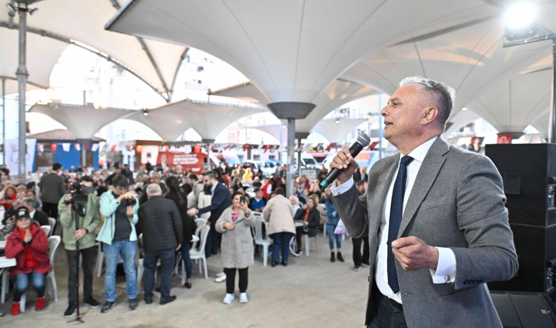 Antalya Muratpaşa Belediye Başkanı Ümit Uysal, Varlık Mahallesi’nde düzenlenen Komşu