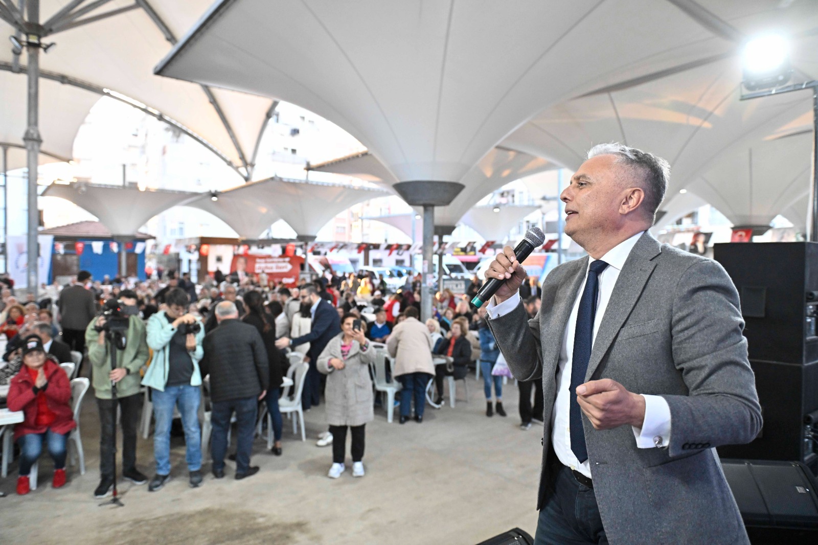 Antalya Muratpaşa Belediye Başkanı Ümit Uysal, Varlık Mahallesi’nde düzenlenen Komşu