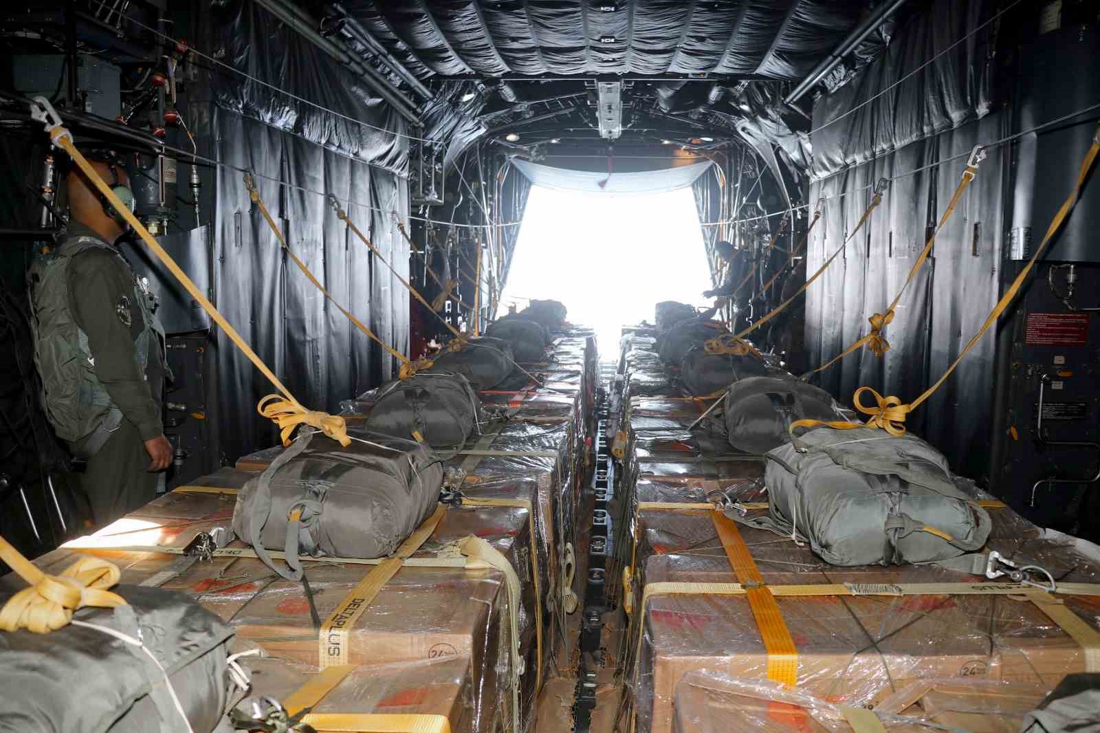 ÜRDÜN SİLAHLI KUVVETLERİ, GAZZE ŞERİDİ'NE HAVADAN 48 PAKET YARDIM MALZEMESİ