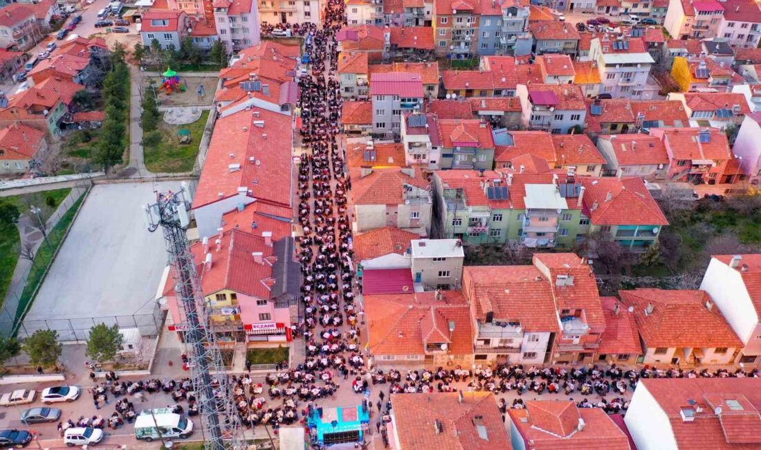 Uşak Belediyesi bu yıl ilk olarak iftar yemeğini Dikilitaş Mahallesi’nde