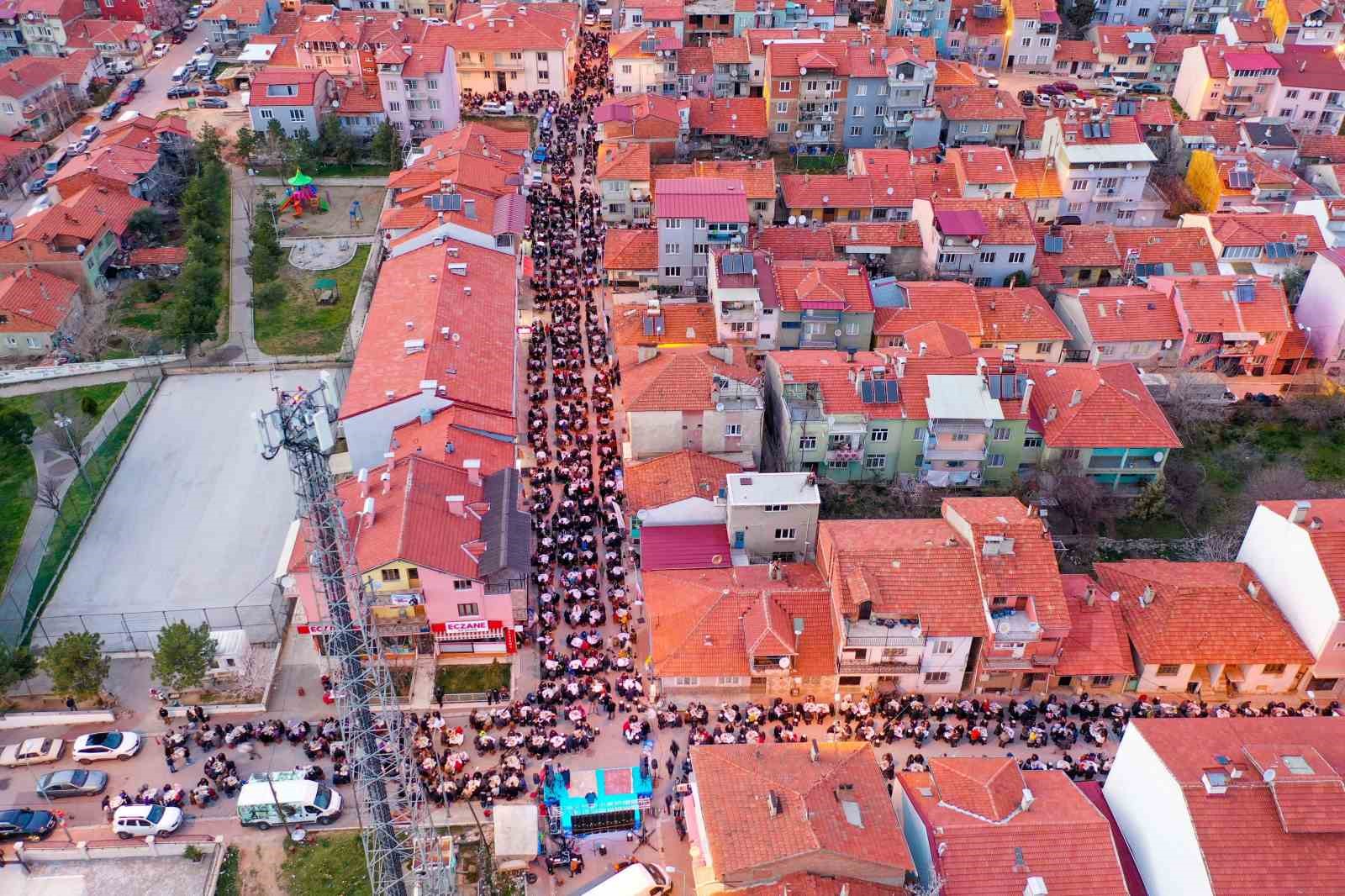 Uşak Belediyesi bu yıl ilk olarak iftar yemeğini Dikilitaş Mahallesi’nde