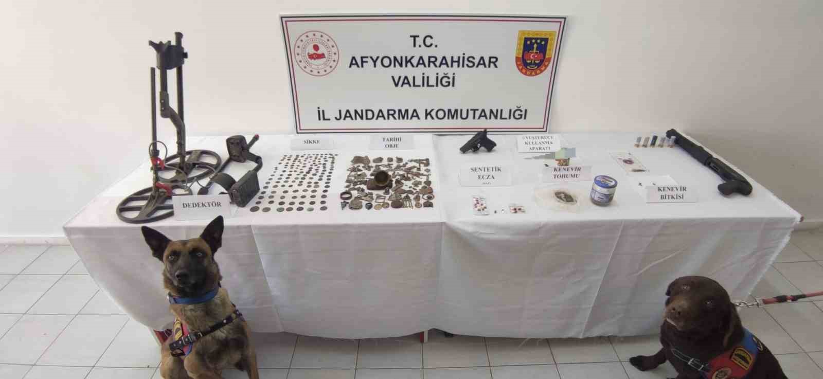 Afyonkarahisar’ın Şuhut ilçesinde uyuşturucu satışı yaptığı iddia edilen şahısların evlerine