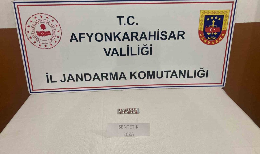 Afyonkarahisar İl Jandarma Komutanlığı şüphe üzerine durdurdukları bir araçta yaptıkları