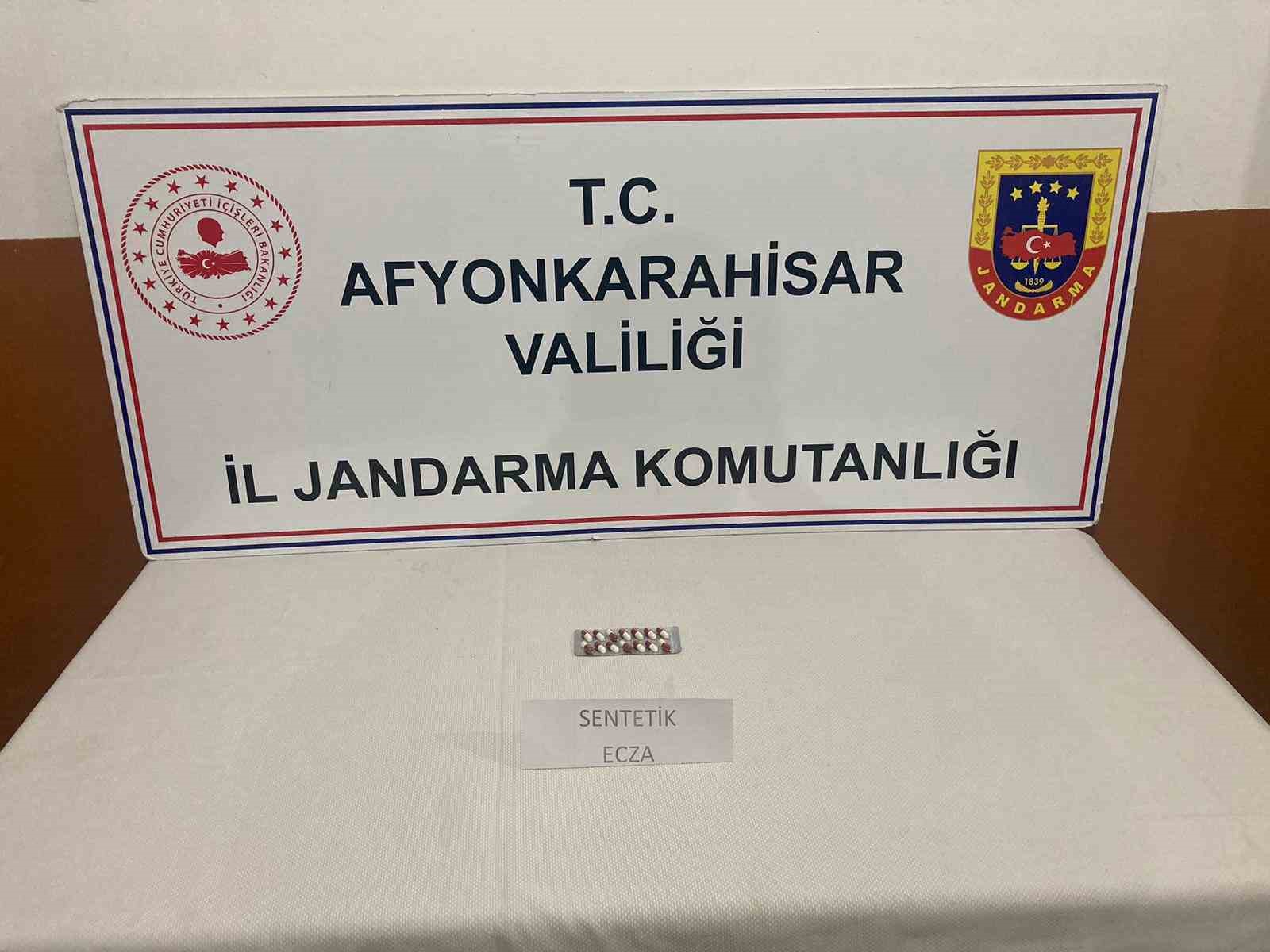 Afyonkarahisar İl Jandarma Komutanlığı şüphe üzerine durdurdukları bir araçta yaptıkları
