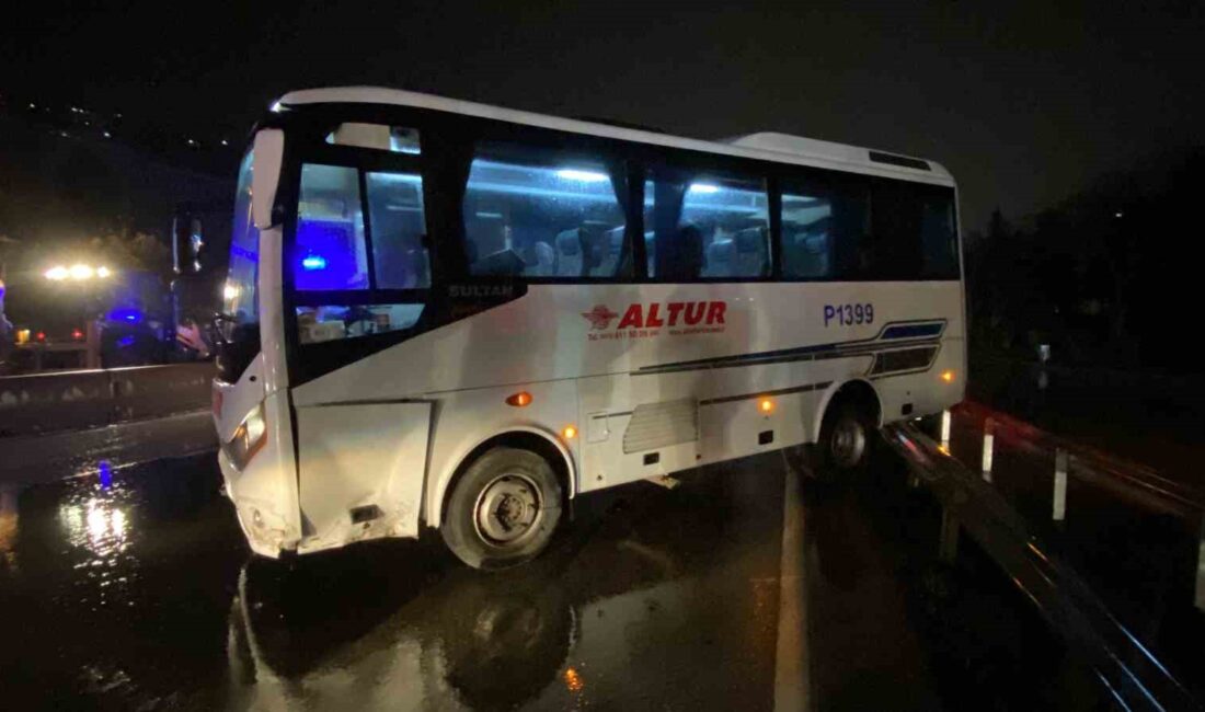 Kocaeli’nin İzmit ilçesinde yağmur sebebiyle kayganlaşan yolda sürücüsünün kontrolünden çıkan