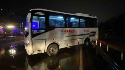 Kocaeli’nin İzmit ilçesinde yağmur sebebiyle kayganlaşan yolda sürücüsünün kontrolünden çıkan