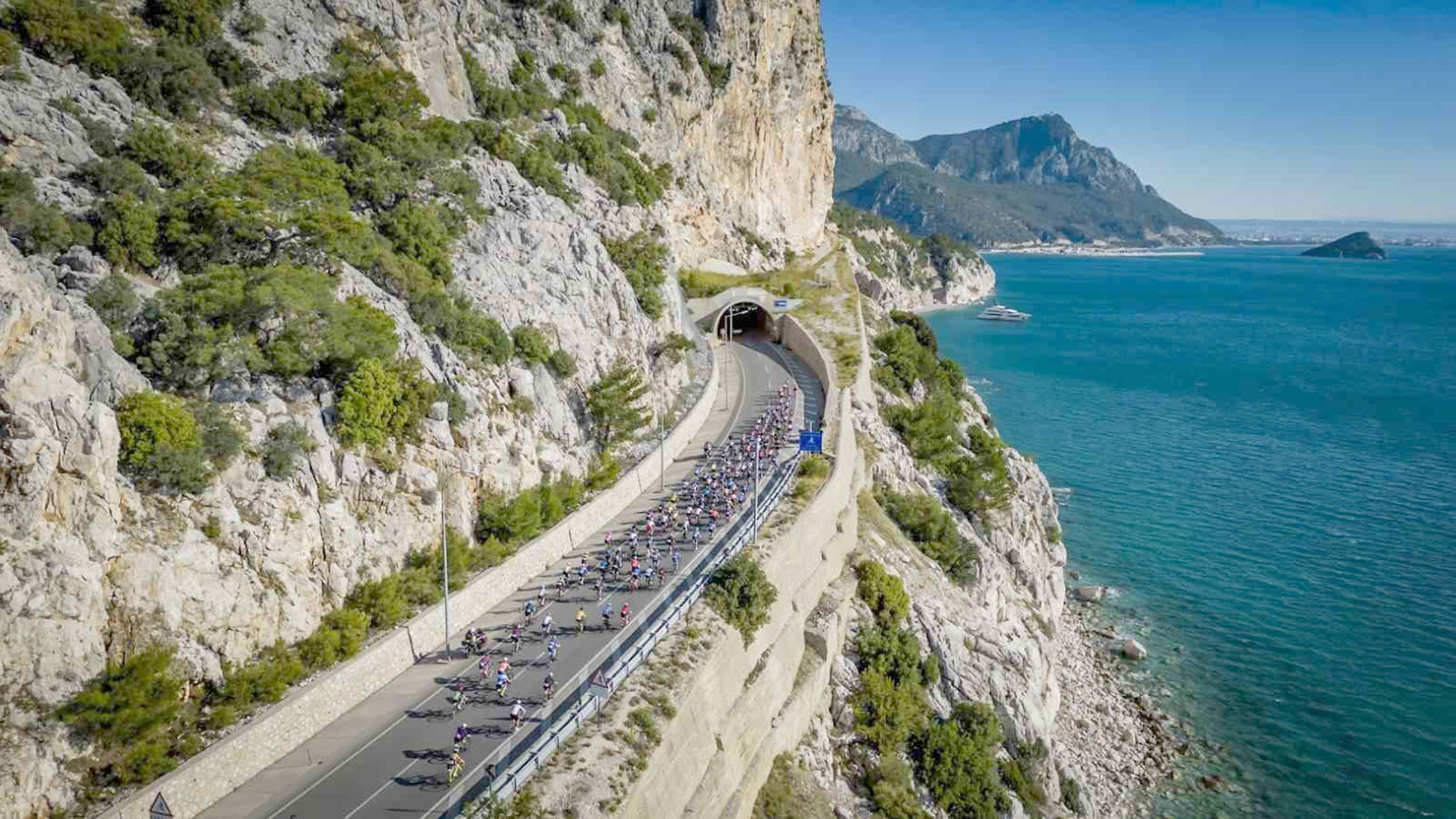 Bisiklet tutkunlarının adresi haline gelen AKRA Gran Fondo Antalya powered