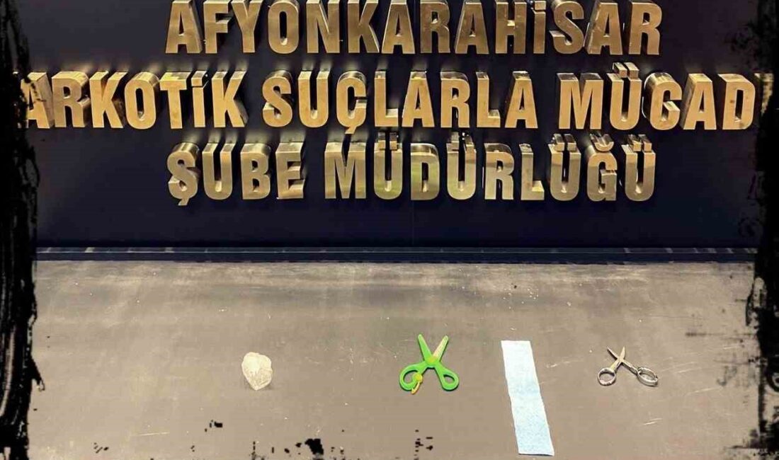 Afyonkarahisar’da polis tarafından düzenlenen operasyonda 1 şahıs 414 kullanımlık peçeteye