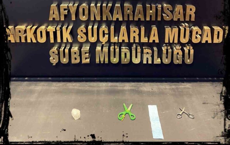Afyonkarahisar’da polis tarafından düzenlenen operasyonda 1 şahıs 414 kullanımlık peçeteye