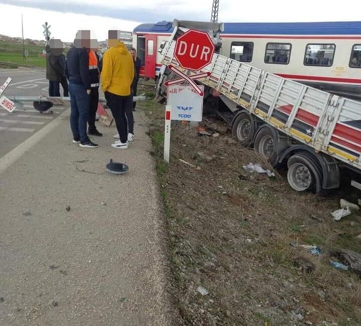 Afyonkarahisar’ın ilçesi İhsaniye -Akören geçidinde tren kazası meydana geldi. Tır