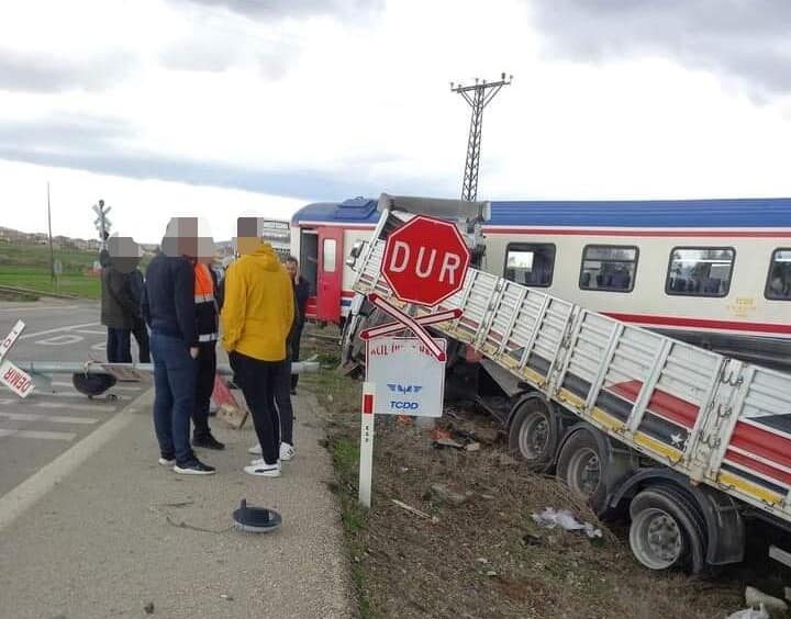 Afyonkarahisar’ın ilçesi İhsaniye -Akören geçidinde tren kazası meydana geldi. Tır