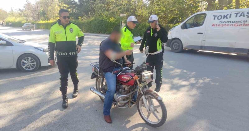 AFYONKARAHİSAR’IN DİNAR İLÇESİNDE POLİS TARAFINDAN MOTOSİKLET SÜRÜCÜLERİNE YÖNELİK YAPILAN DENETİMDE