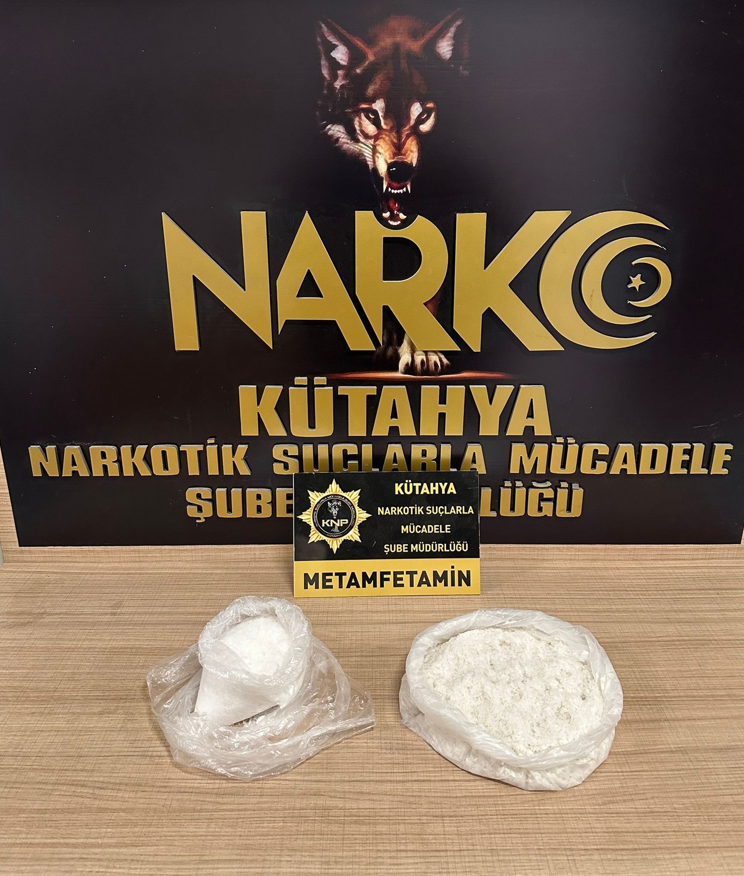Kütahya’da, seyahat ettikleri yolcu otobüsünde 2 kilo 82 gram sentetik