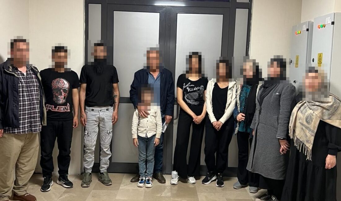 Afyonkarahisar’da göçmen kaçakçılığı yaptığı iddiasıyla gözaltına alınan zanlı tutuklandı. İl