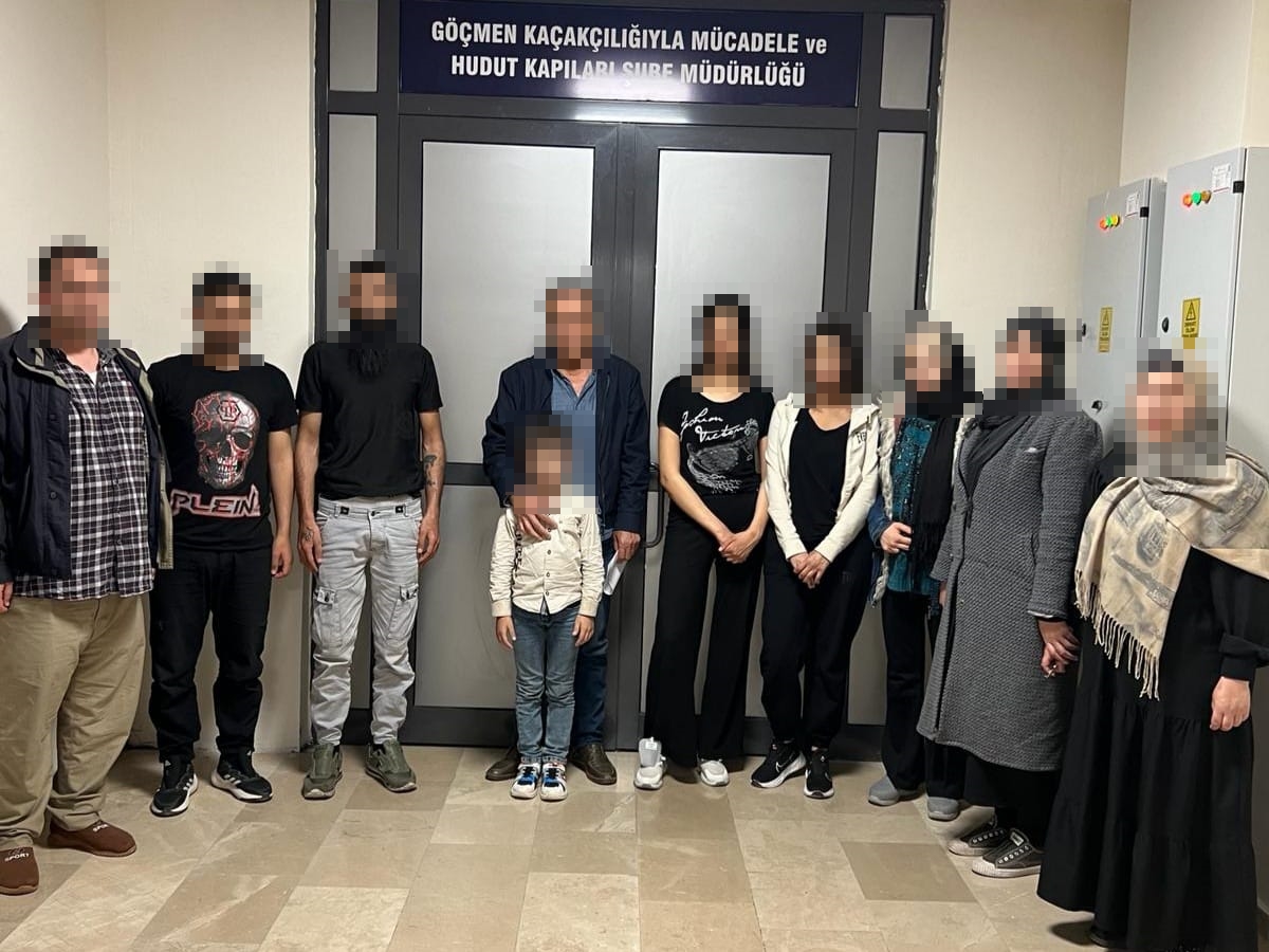 Afyonkarahisar’da göçmen kaçakçılığı yaptığı iddiasıyla gözaltına alınan zanlı tutuklandı. İl