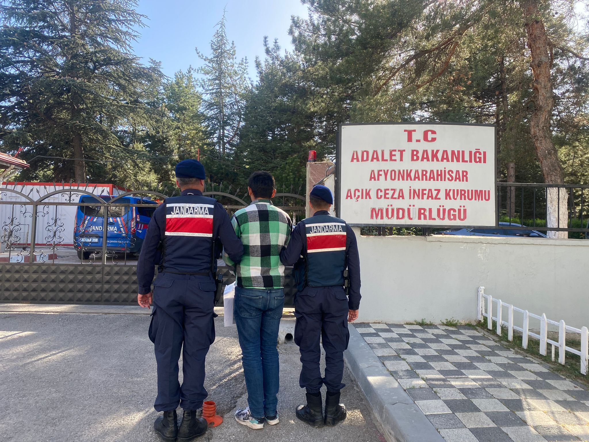 Afyonkarahisar ile Çay ilçesinde kesinleşmiş hapis cezası bulunan 3 hükümlü