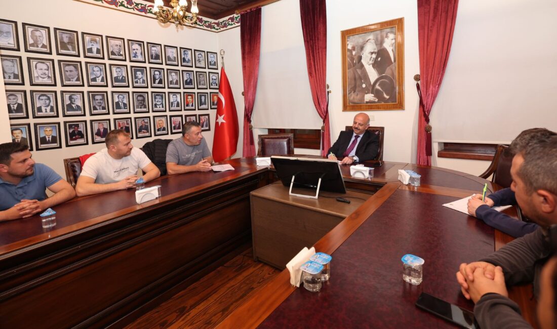 Yaşadıkları sıkıntılarını dile getirmek için önceki gün belediyeye bağlı YÜNTAŞ