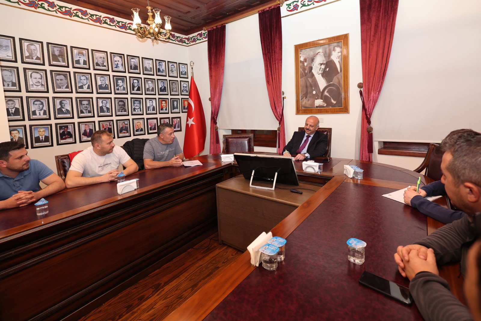 Yaşadıkları sıkıntılarını dile getirmek için önceki gün belediyeye bağlı YÜNTAŞ