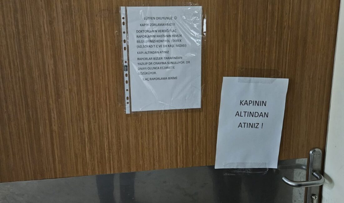 Afyon Sağlık Bilimleri Üniversitesi Hastanesi İlaç Rapor Birimi’nin kapısında asılı