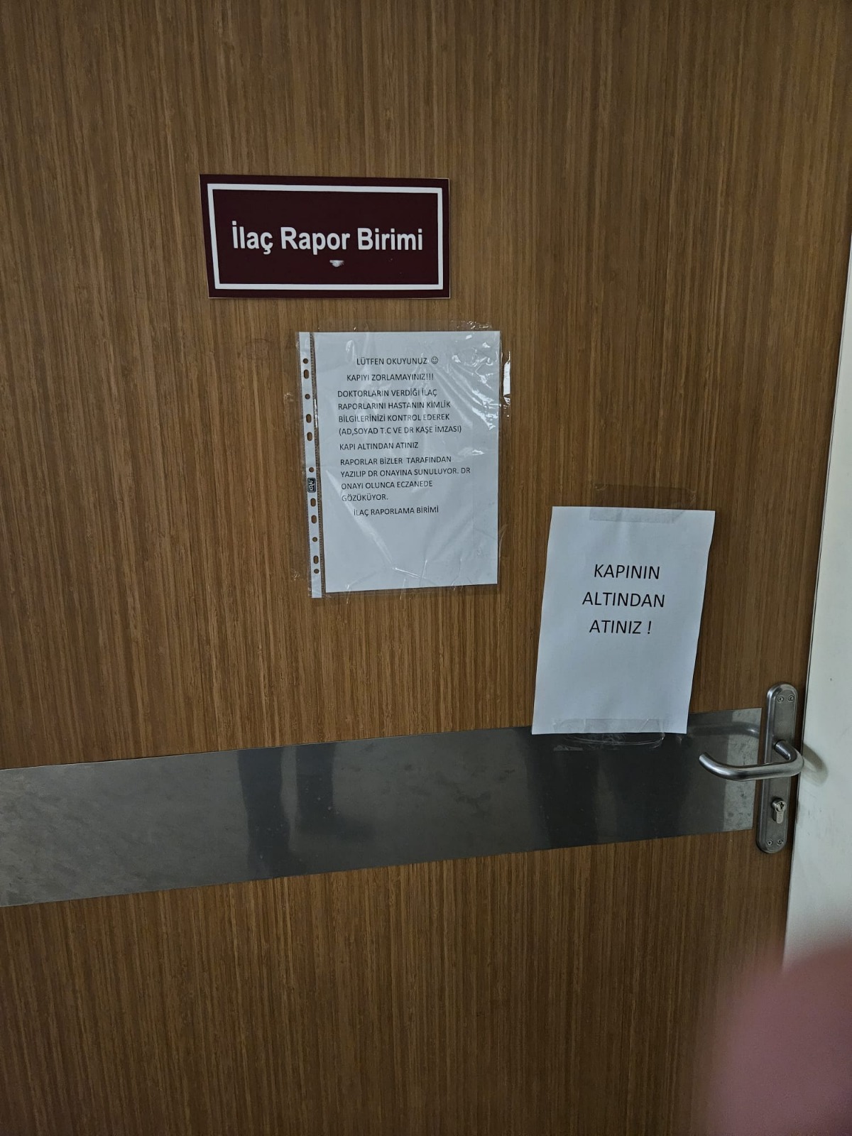 Afyon Sağlık Bilimleri Üniversitesi Hastanesi İlaç Rapor Birimi’nin kapısında asılı