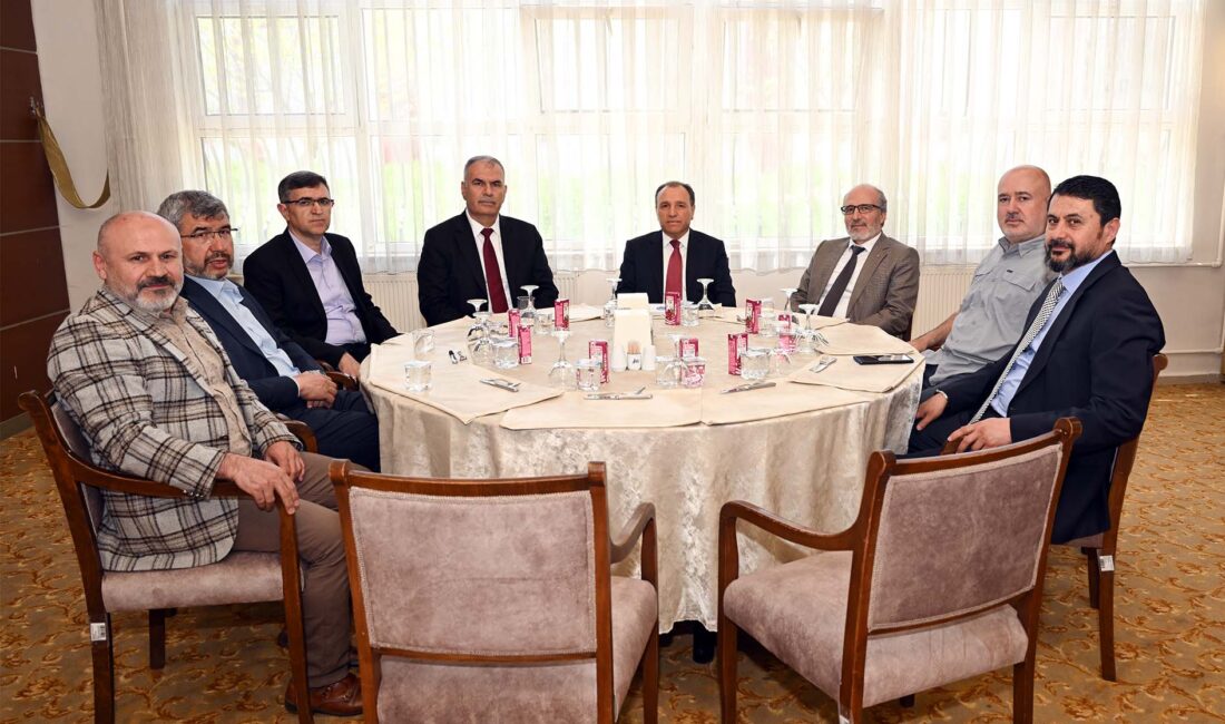 Afyon Kocatepe Üniversitesinin (AKÜ) geleneksel hale getirdiği bayramlaşma töreni, AKÜ