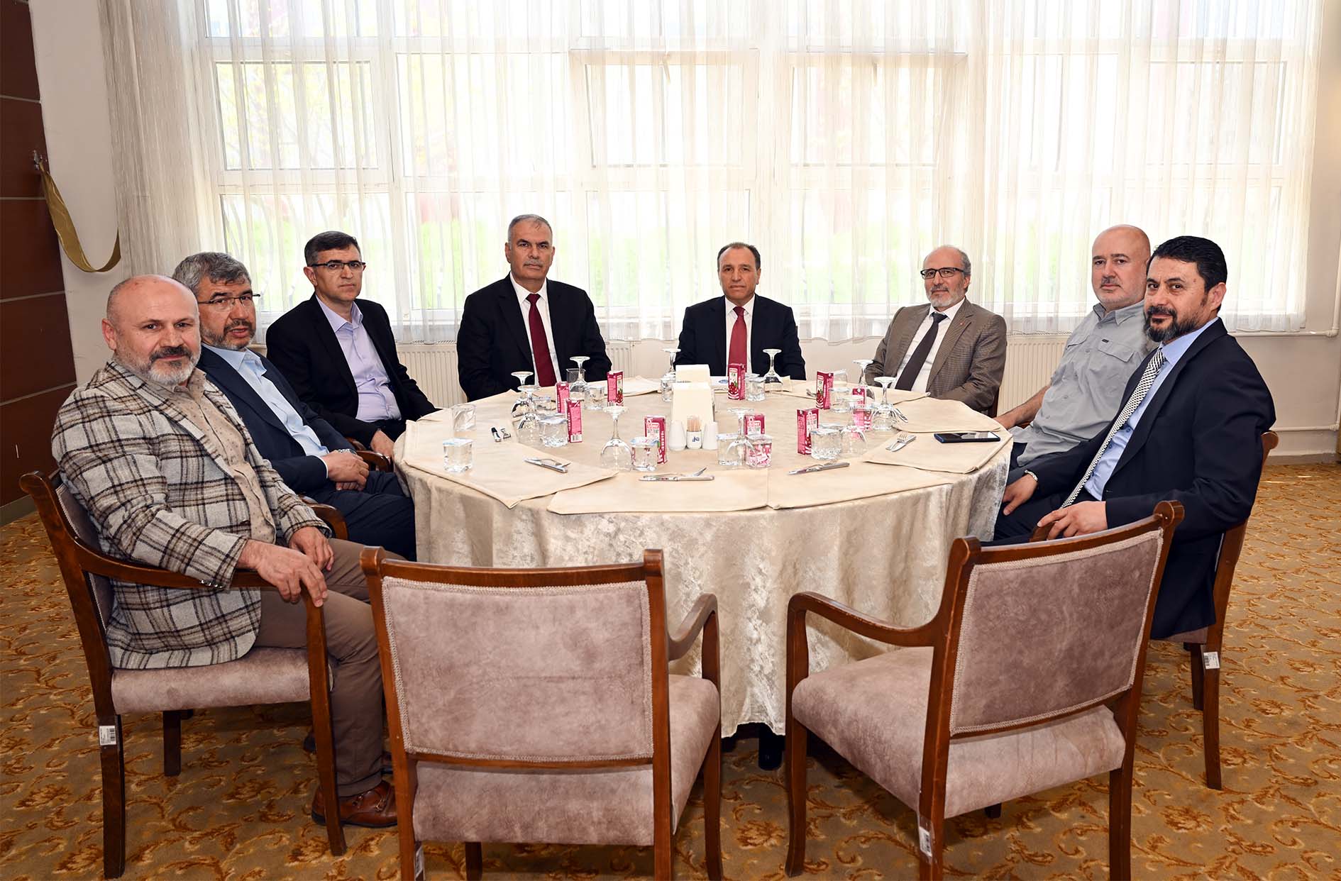 Afyon Kocatepe Üniversitesinin (AKÜ) geleneksel hale getirdiği bayramlaşma töreni, AKÜ
