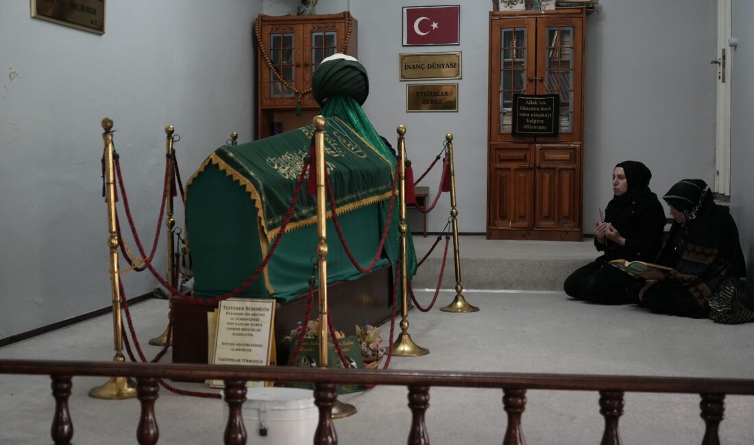 Bursa’da bir evin içinde bulunan Tezeren Dede Türbesi Ramazan ayında
