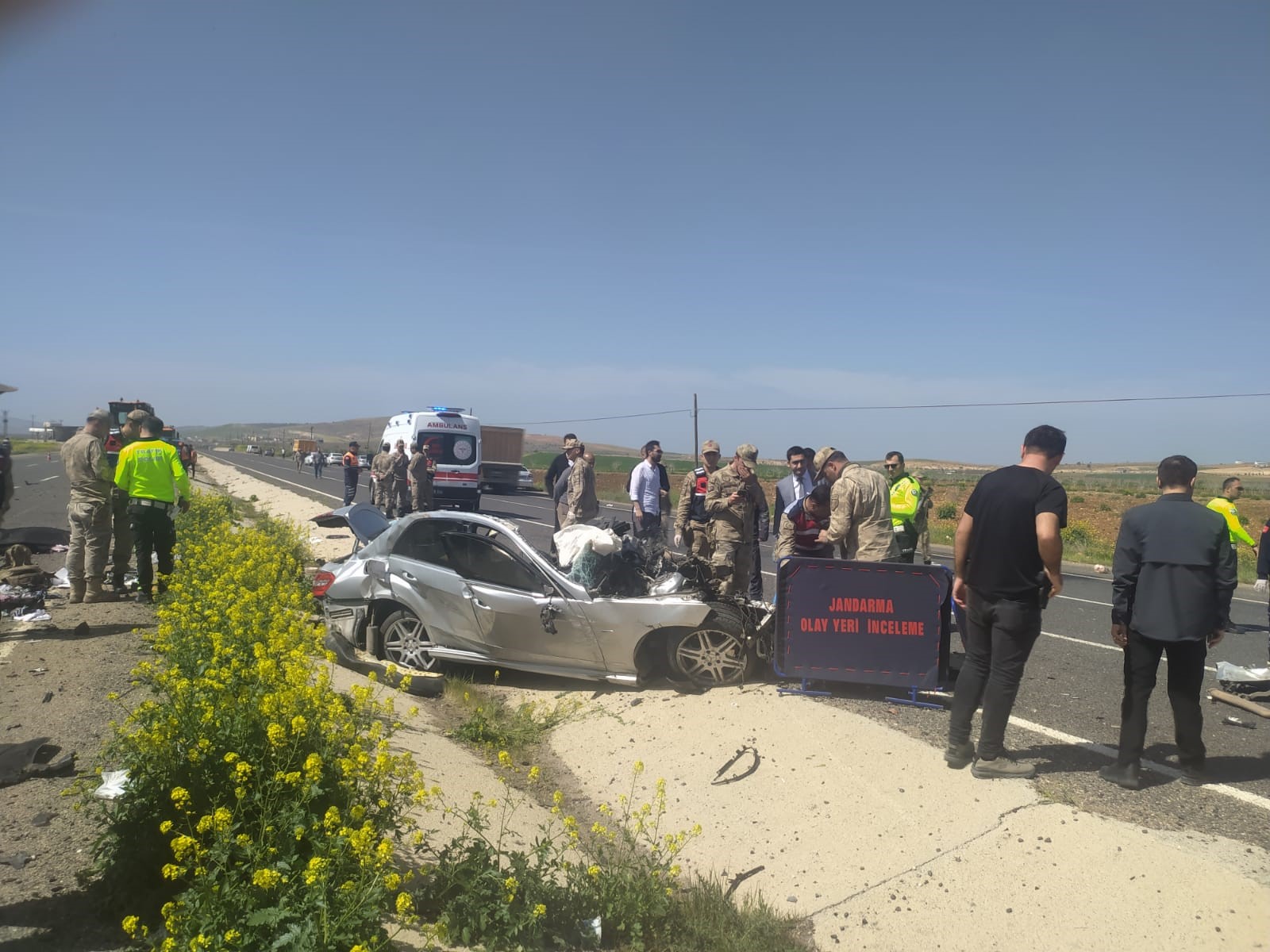 Şanlıurfa’nın Bozova ilçesinde otomobil ile kamyonun çarpışması sonucu çok sayıda