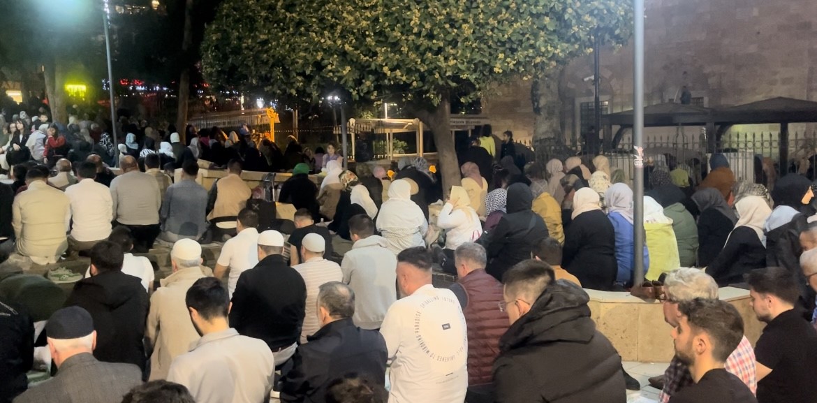 Bursa’da bin aydan daha hayırlı olan Kadir Gecesi’nde binlerce kişi