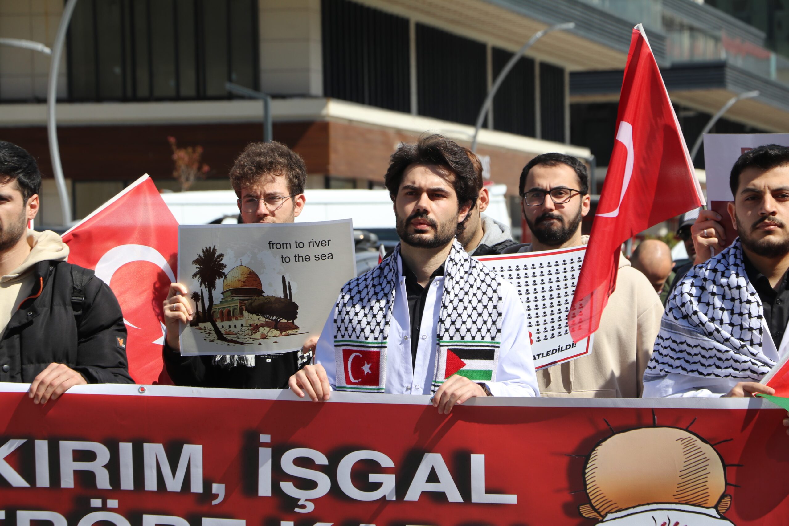 Rize’de tıp fakültesi öğrencileri ve sağlık çalışanları, İsrail’in Gazze’ye yönelik