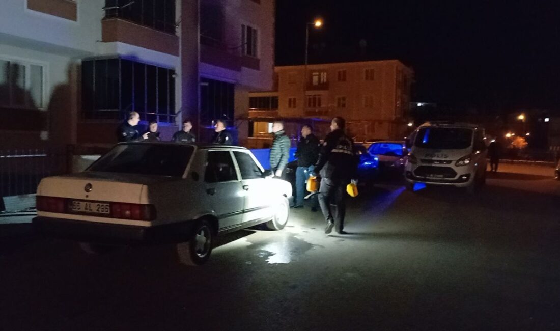 Çorum’da kimliği belirsiz kişilerce bir otomobile düzenlenen silahlı saldırıda 1
