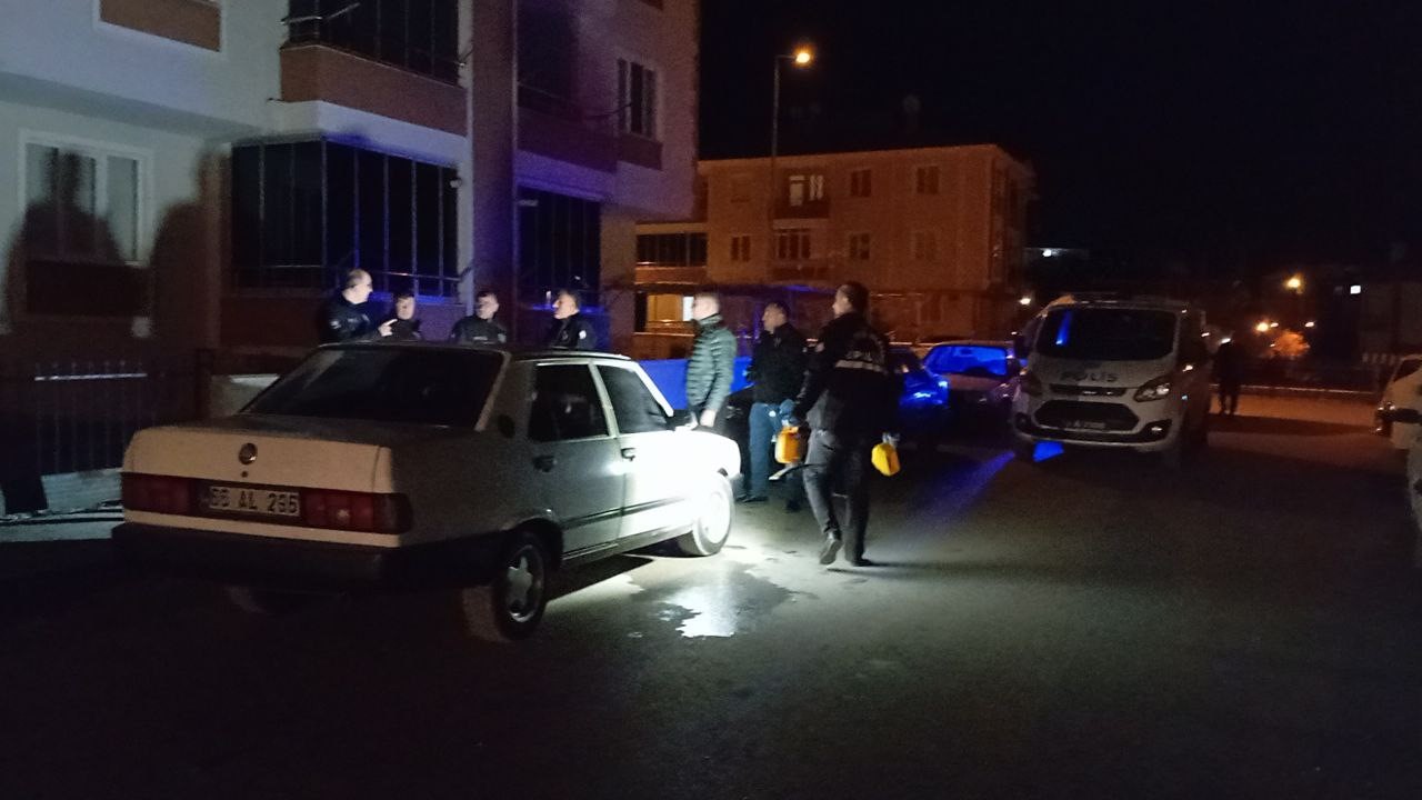 Çorum’da kimliği belirsiz kişilerce bir otomobile düzenlenen silahlı saldırıda 1