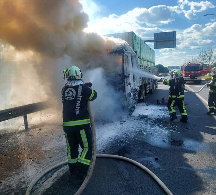 Denizli’de inşaat malzemeleri yüklü tır bir anda alev aldı. Alev