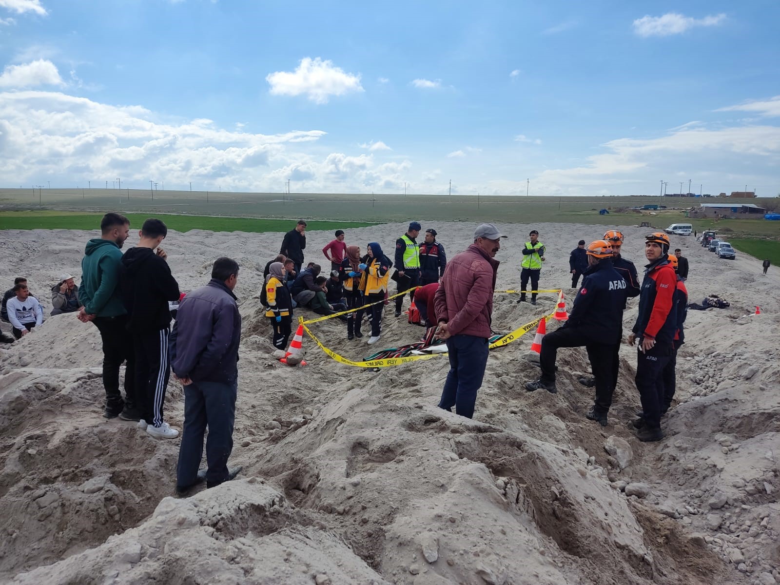 Niğde‘de yeni yapılan patates deposunun çökmesi sonucu meydana gelen göçükte