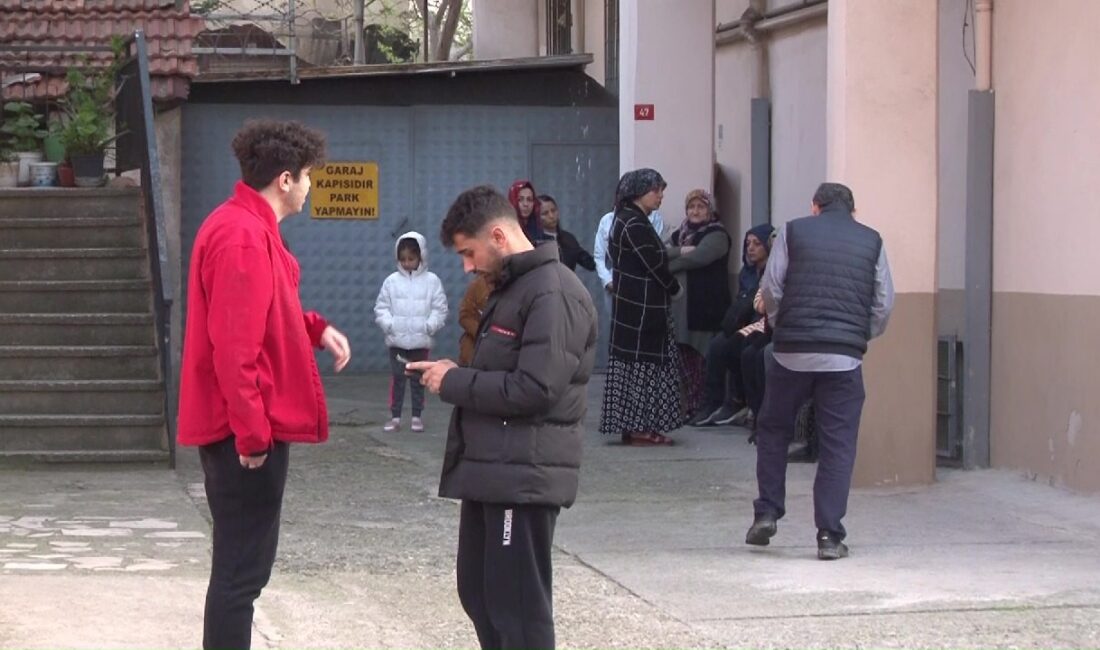 Kartal’da kentsel dönüşüme verilen metruk bina alev alev yandı. Yangından