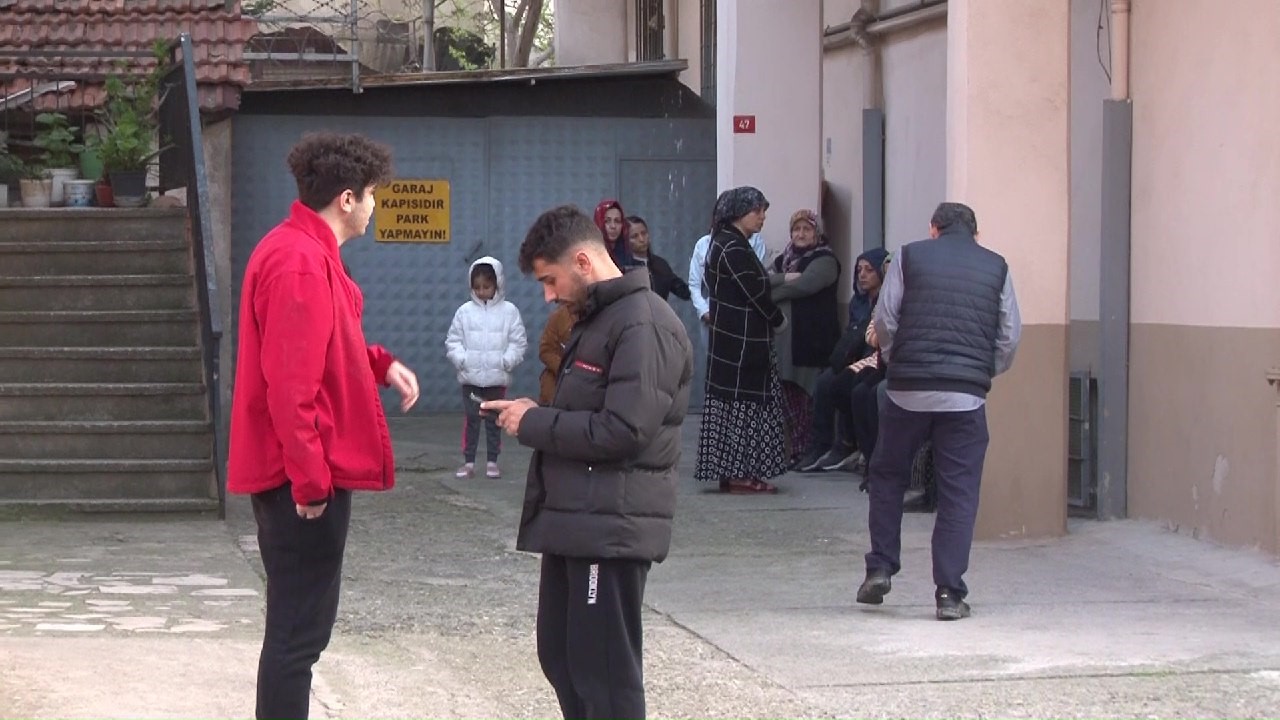 Kartal’da kentsel dönüşüme verilen metruk bina alev alev yandı. Yangından