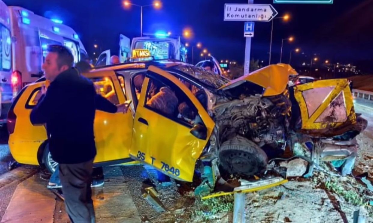 İzmir’in Buca ilçesi doğu girişinde bir ticari taksinin bariyerlere çarpması