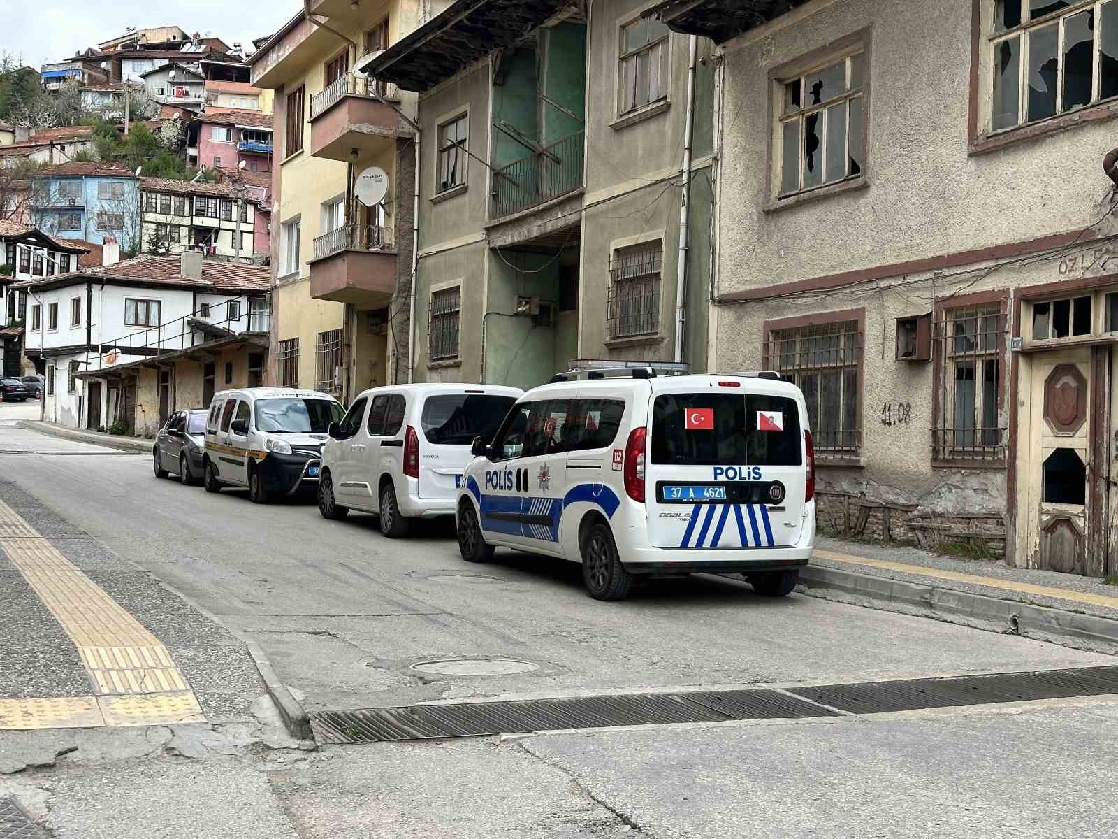  Kastamonu’da aracının içerisinde silahla vurulmuş halde bulunan vatandaş, toprağa verildi.