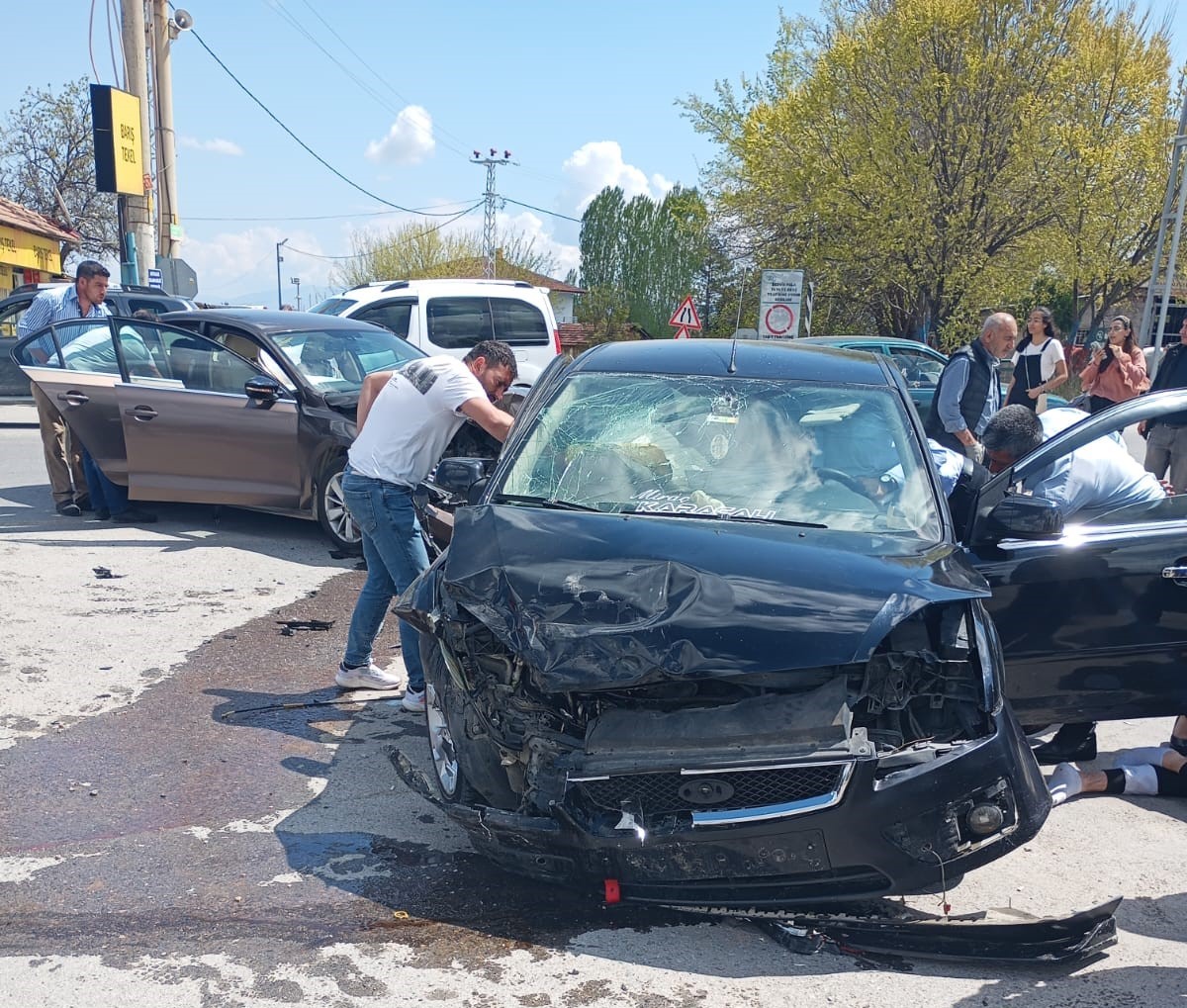 Malatya’da meydana gelen iki ayrı trafik kazasında 6 kişi yaralandı.