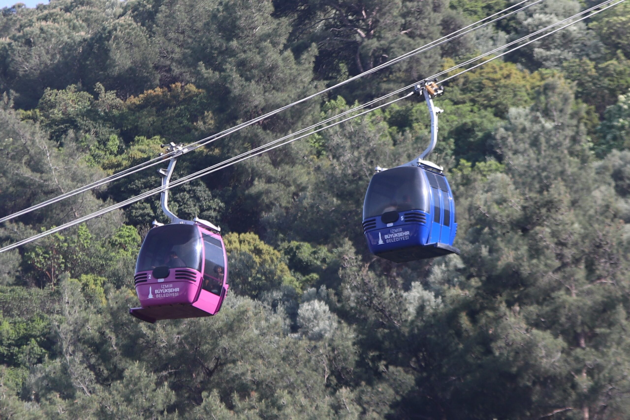Antalya‘da hareket halindeki teleferik kabinlerinden birinin düşmesi, İzmir Balçova’da bulunan