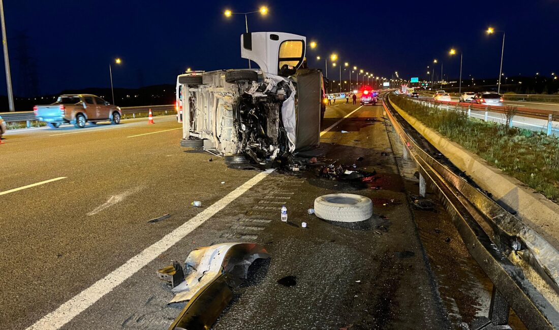 Kuzey Marmara Otoyolu’nun Kocaeli geçişinde kamyonet ile otomobilin çarpıştığı kazada