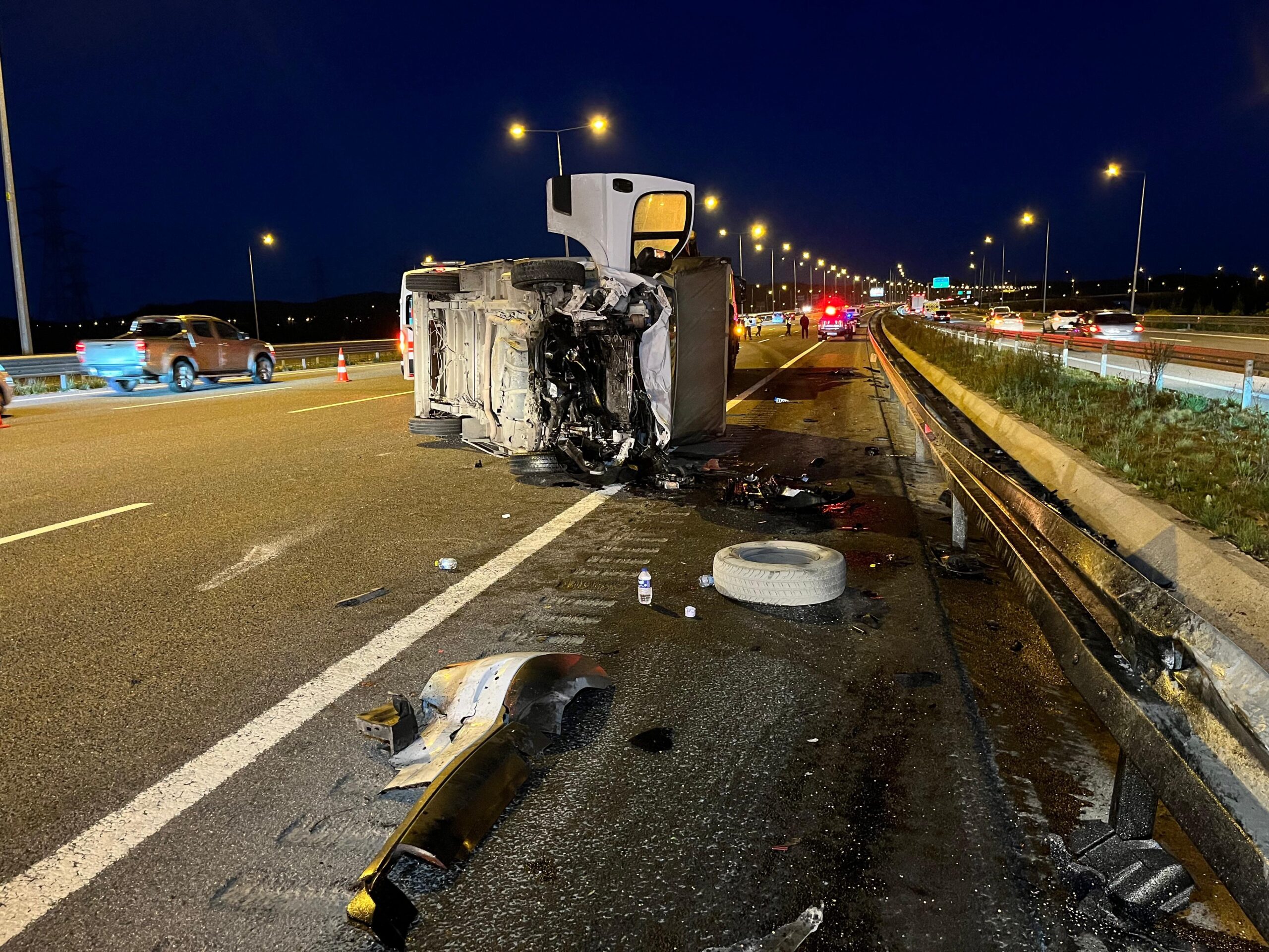Kuzey Marmara Otoyolu’nun Kocaeli geçişinde kamyonet ile otomobilin çarpıştığı kazada