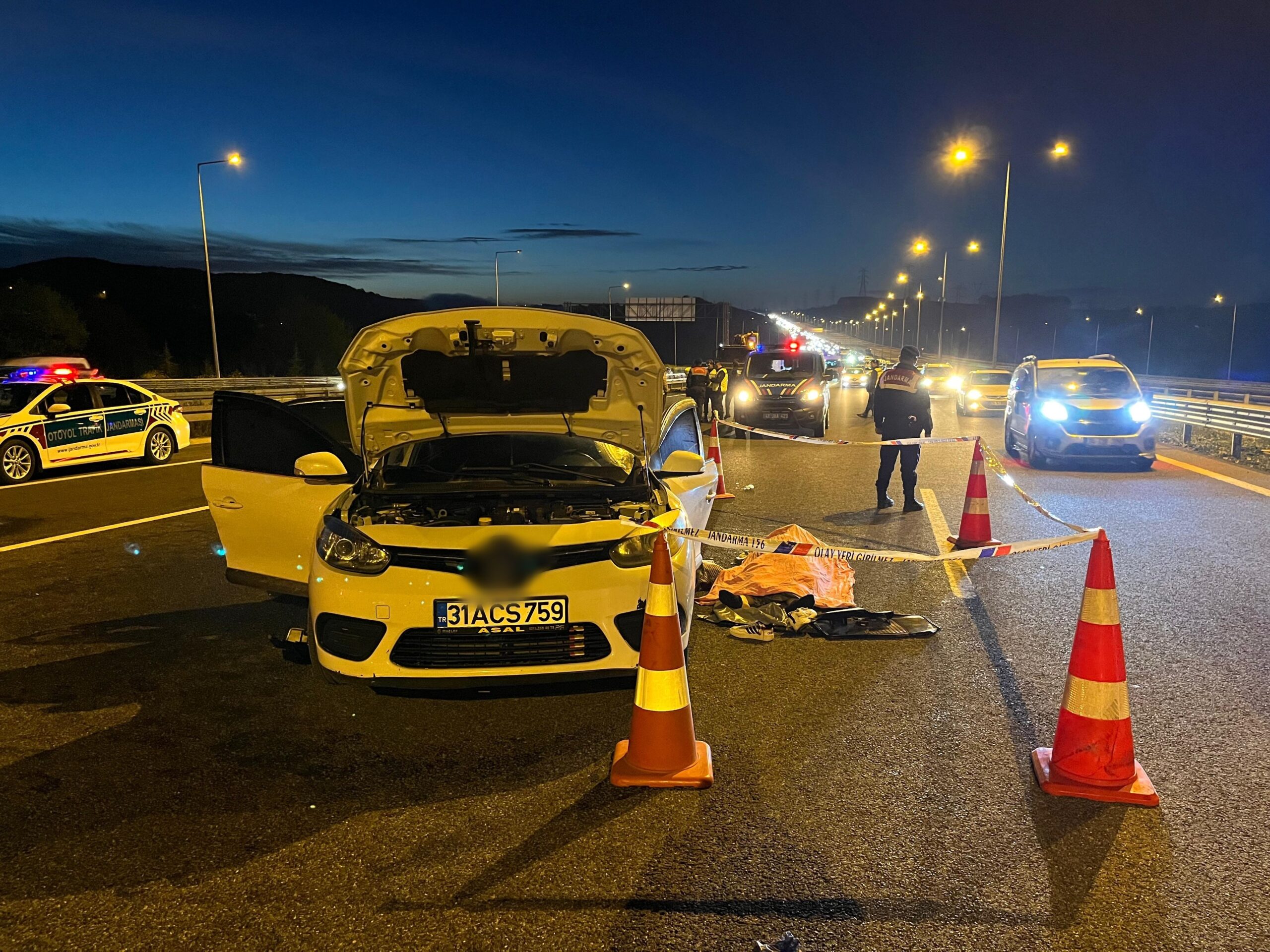  Kuzey Marmara Otoyolu’nun Kocaeli geçişinde otomobile arkadan çarpan kamyonetin devrilmesi
