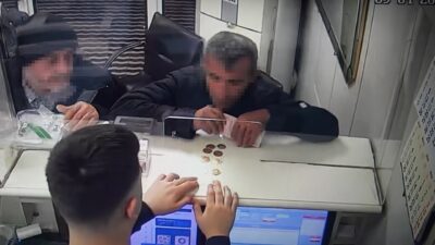 Gaziantep’te bir döviz bürosu çalışanı, yoğunluk sırasında 7 tam altın