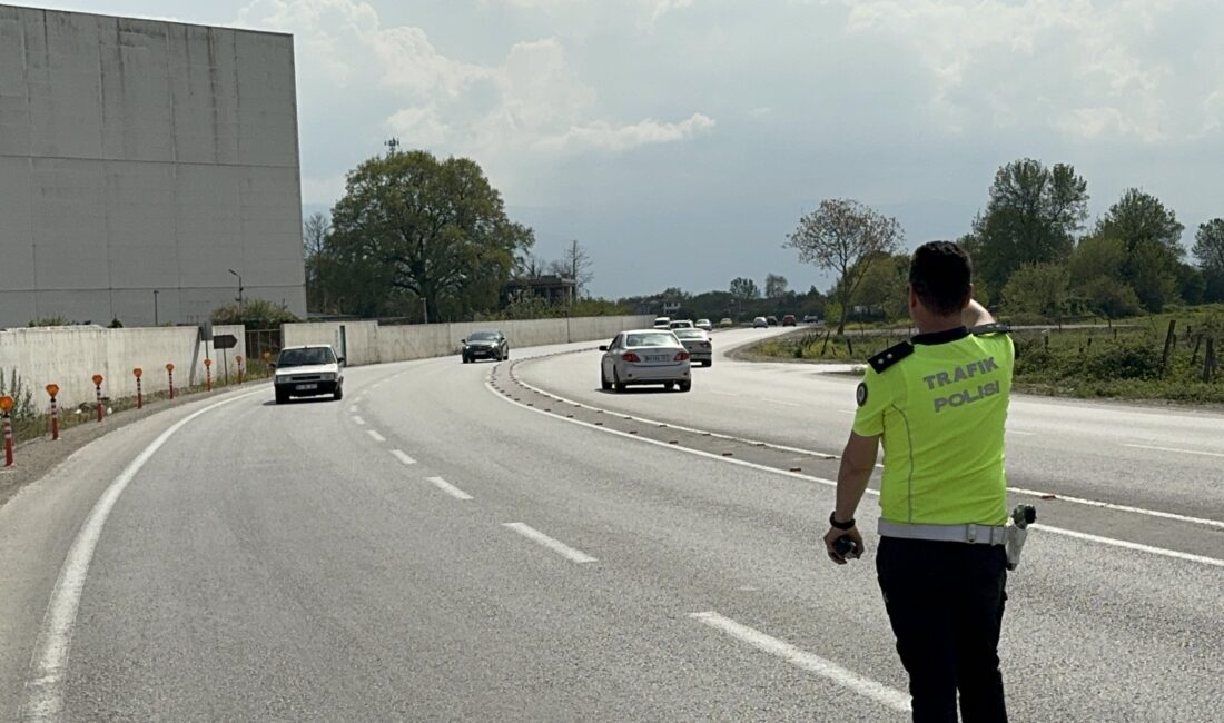 Düzce’de trafik polisinin radar uygulama yaptığını selektör ile diğer sürücülere