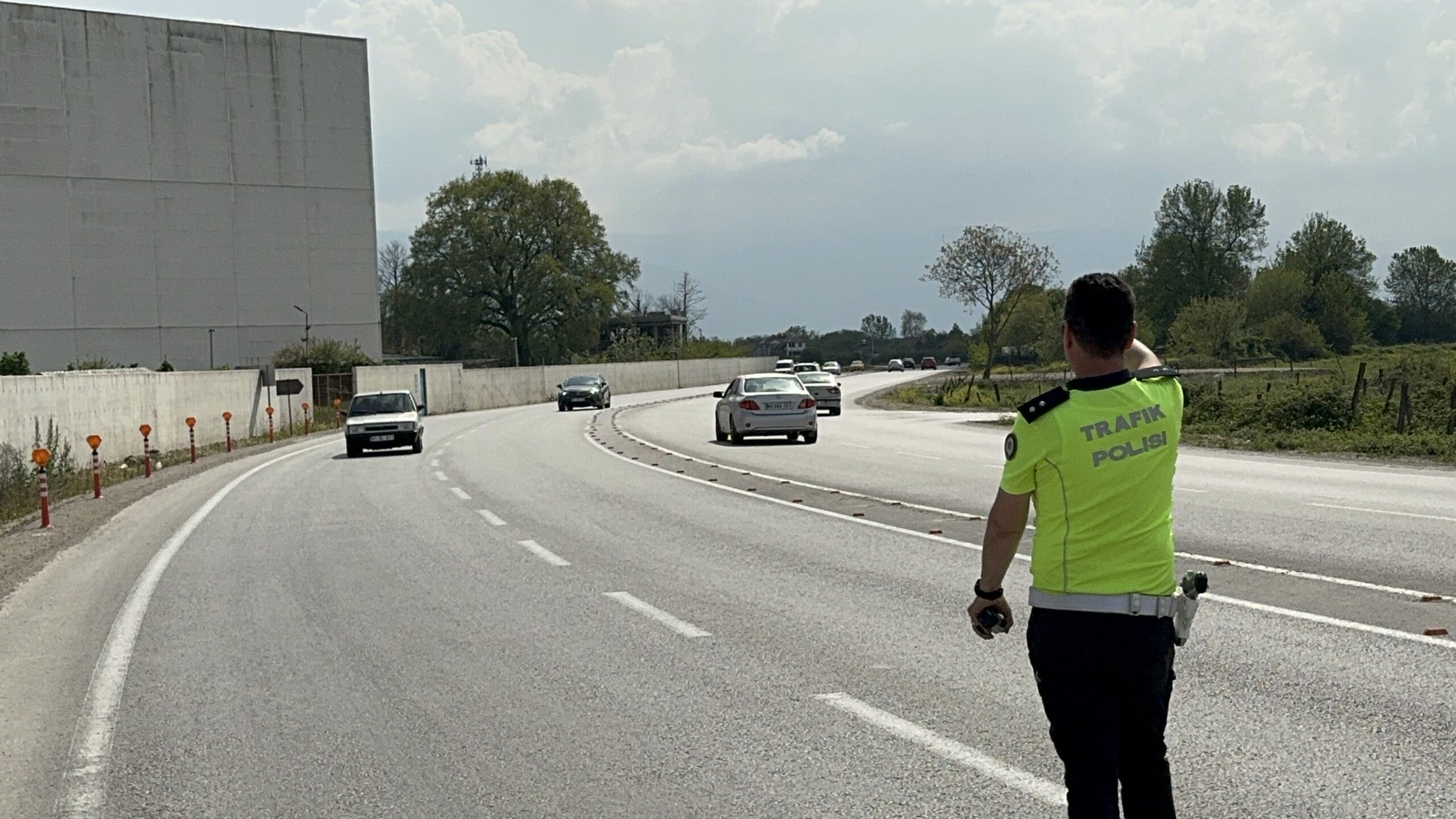 Düzce’de trafik polisinin radar uygulama yaptığını selektör ile diğer sürücülere