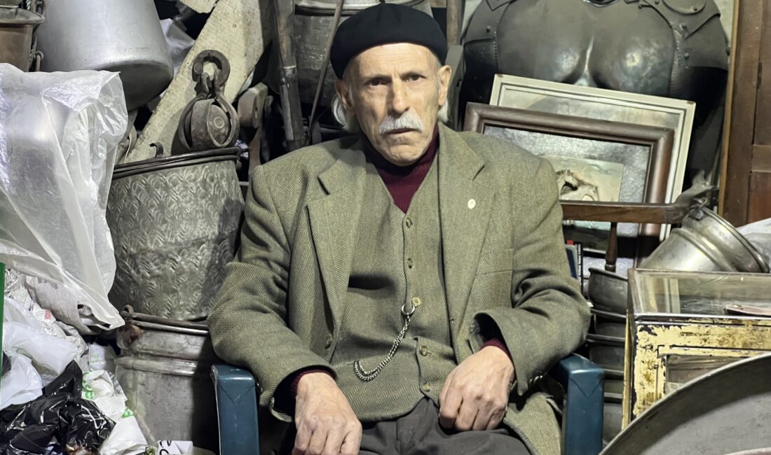 Kahramanmaraş’ta antikacılık yapan 77 yaşındaki vatandaş, iş yerinde satışa asırlık