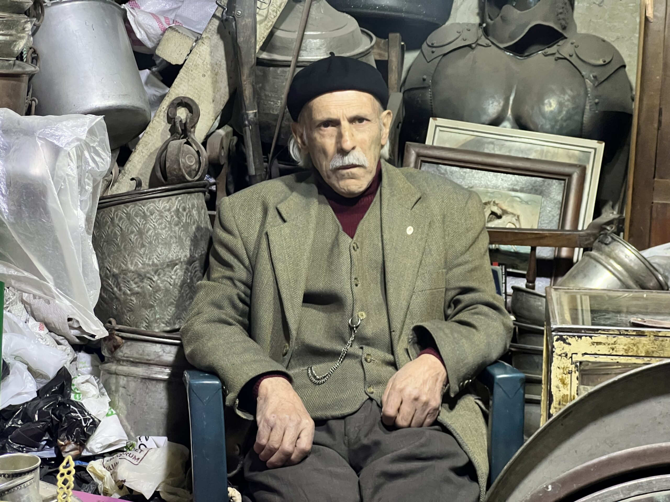 Kahramanmaraş’ta antikacılık yapan 77 yaşındaki vatandaş, iş yerinde satışa asırlık